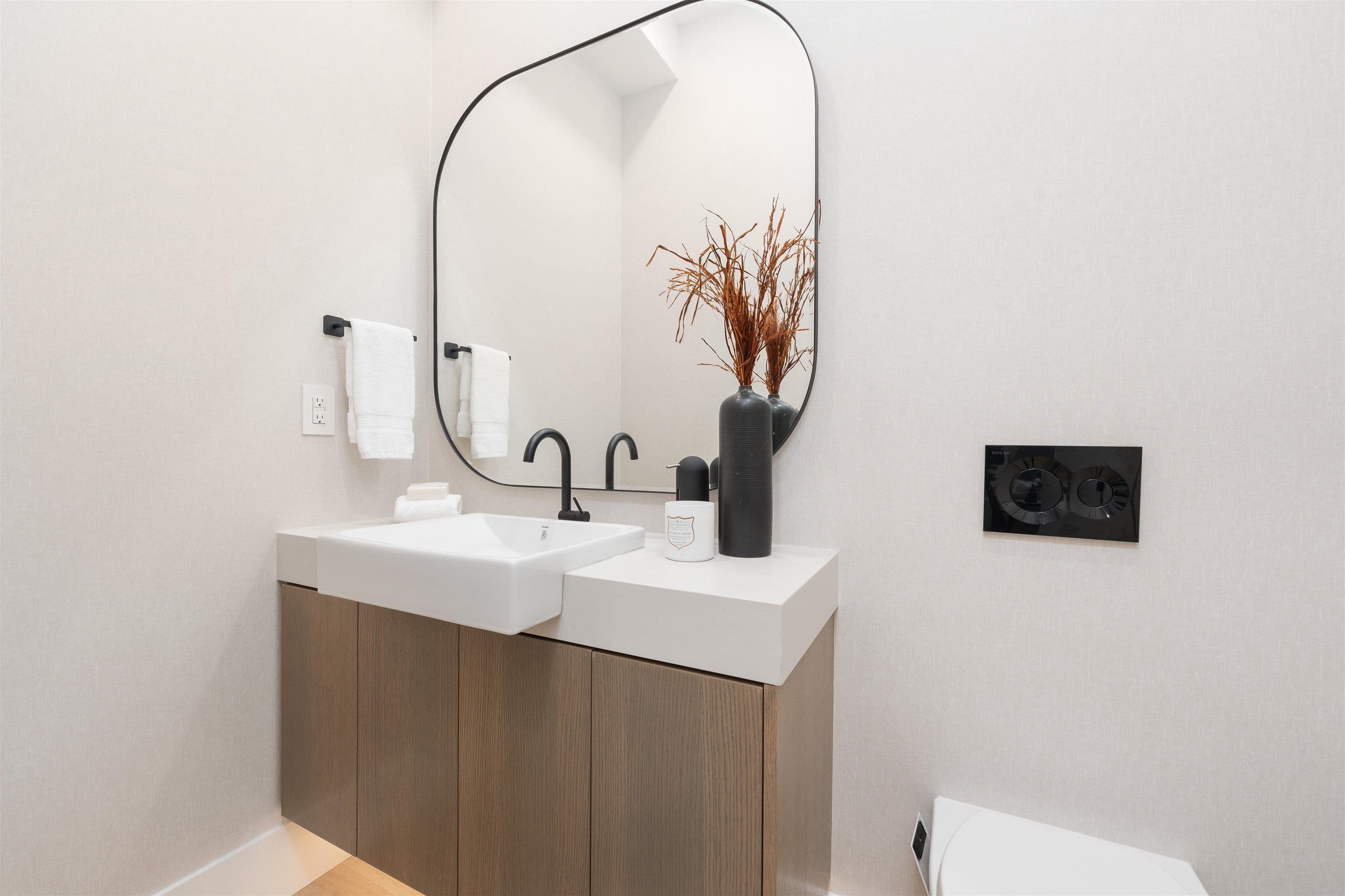 Property photo 82c853dc-b1a4-40f4-a8cc-80376bba3154